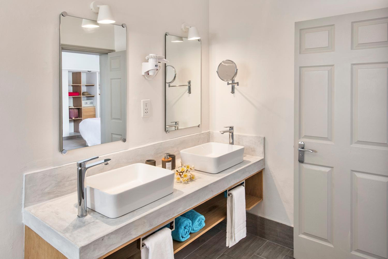 Bathroom 4, The Bay, Black River