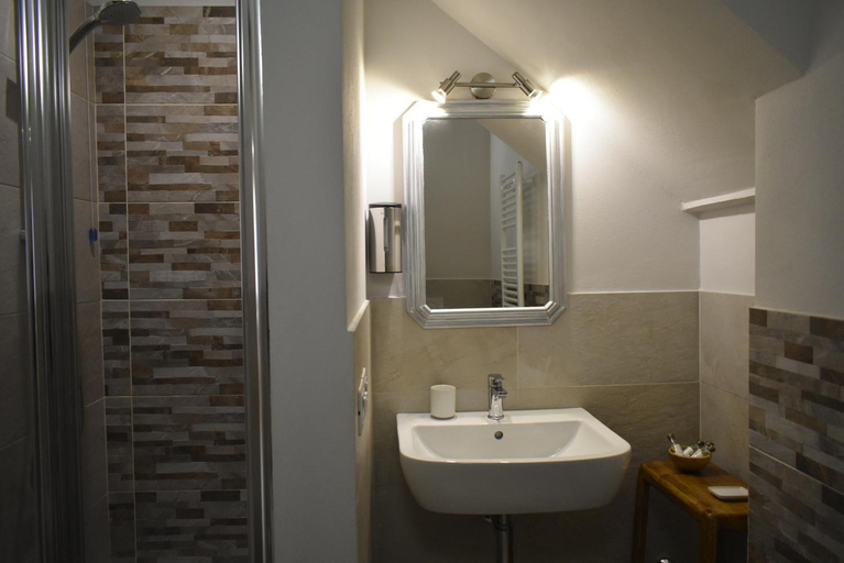 Bathroom 3, Piazzetta Del Buonumore, Siena