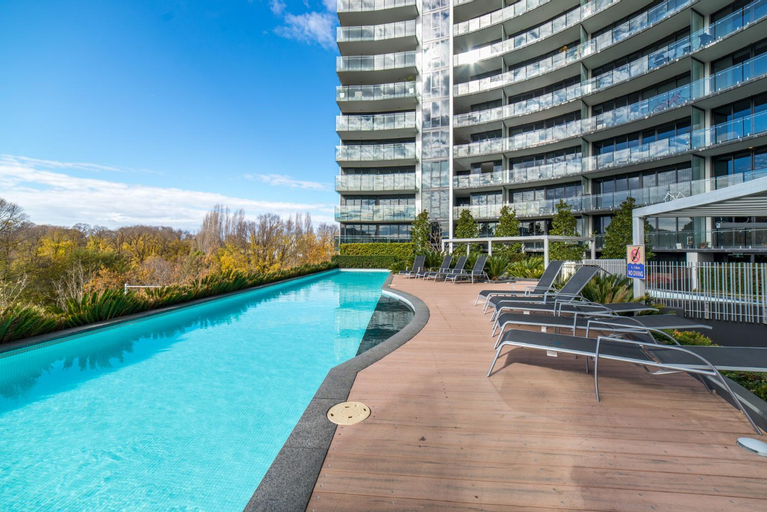 Spacious 1-Bed with View in Central Location, Canberra