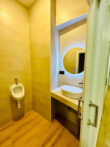 Bathroom 5, Capsule Inn Madrid, Madrid