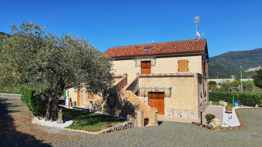 Exterior 4