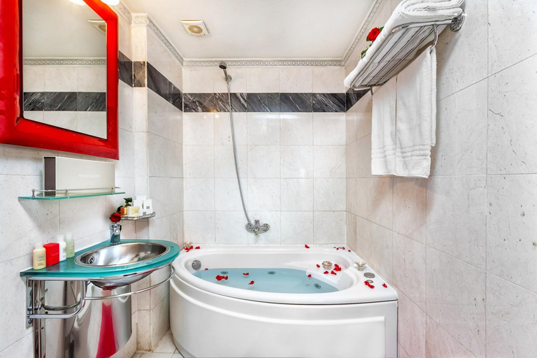 Bathroom 4, ad Imperial Palace Hotel Thessaloniki, Central Macedonia