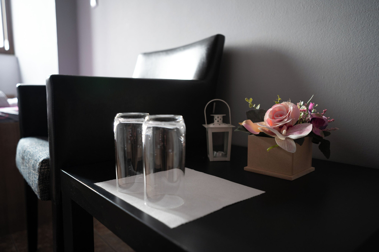 Others 5, Hotel Rozmantic