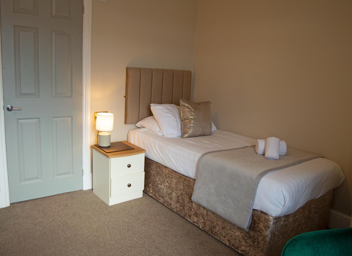 Bedroom 2, Hotel No5, Beachfront with Free Private Car Park, Conwy