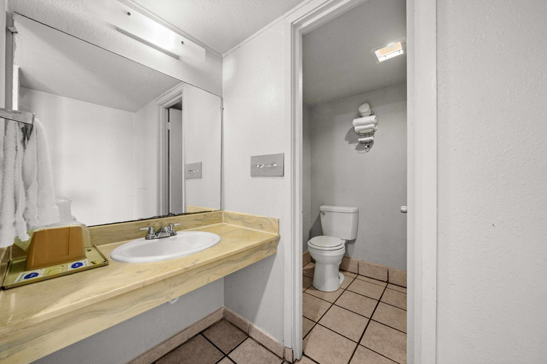 Bathroom 3, Executive Inn, Cherokee