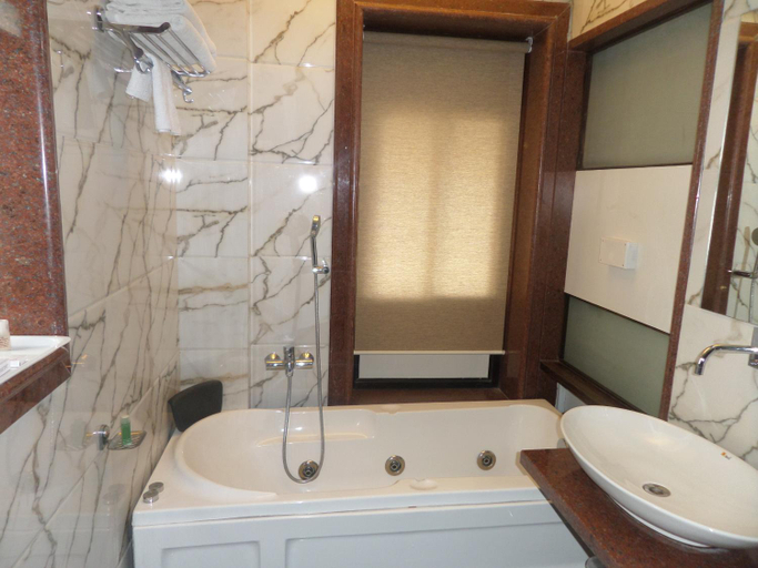 Bathroom 4, Hotel Raj Palace, Ahmadnagar