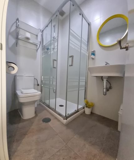 Bathroom 2, Hostal Lauria, Madrid