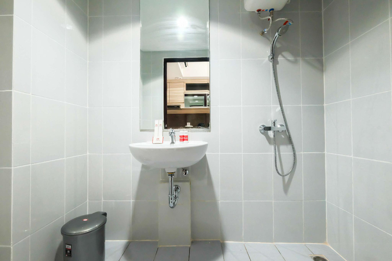Bathroom 3, Exclusive Studio at Casa De Parco Apt By Travelio, Tangerang