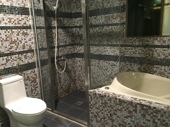 Bathroom 2, Yuan Motel, Miaoli