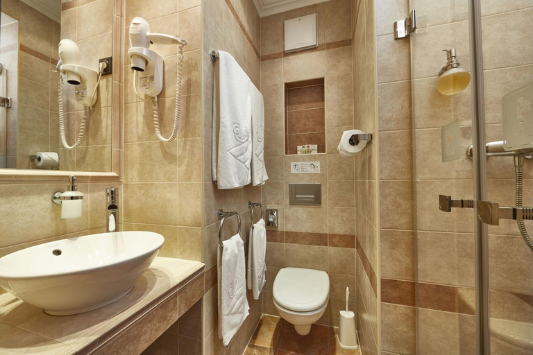 Bathroom 2, Budget Hotel Victoria, Budapesti
