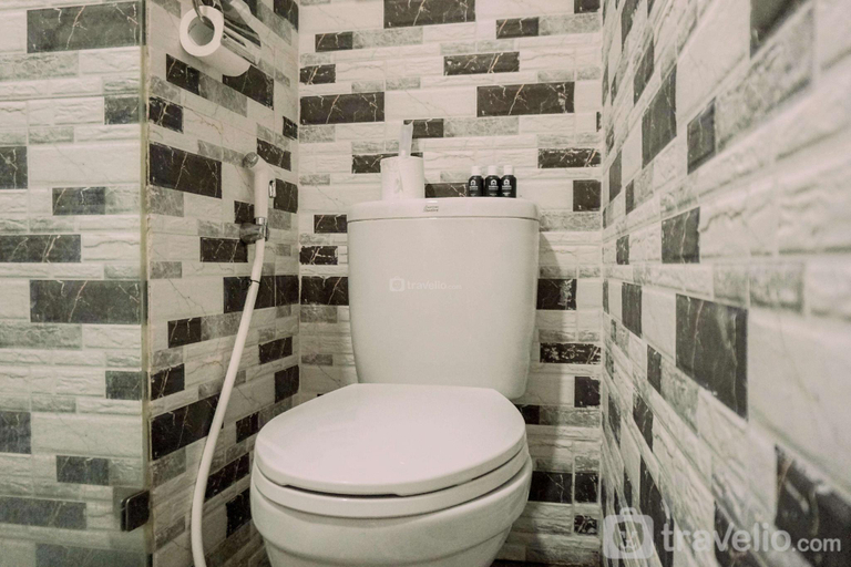 Bathroom, Simply Look Studio Parkland Avenue Apt By Travelio, South Tangerang