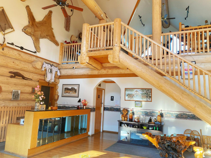 Lobby 4, Bear's Claw Lodge, Thompson-Nicola