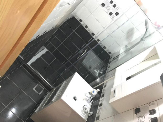 Bathroom 2, Apartments Kula