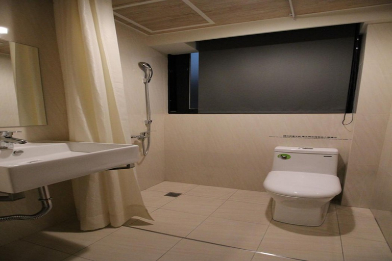 Bathroom 5, Backpackers Hostel-Ximending branch, Taipei City