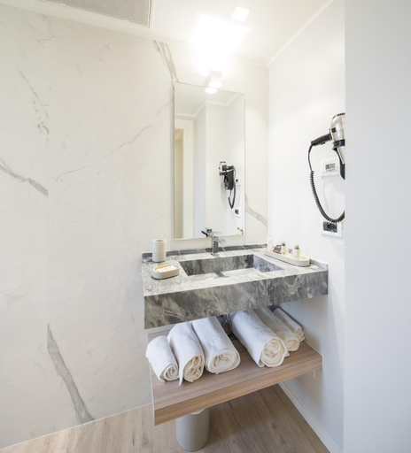 Bathroom 10