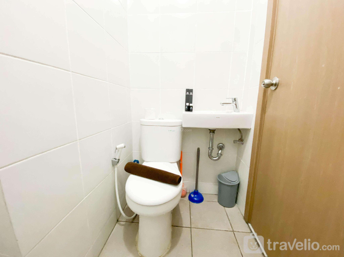 Bathroom 3, Homey Studio Cordova Edupartment Apt By Travelio, Semarang
