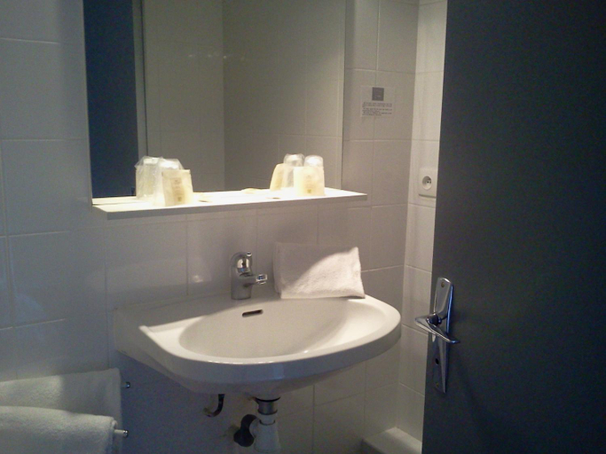 Bathroom 3, Hotel Restaurant Le Phare, Côtes-d'Armor