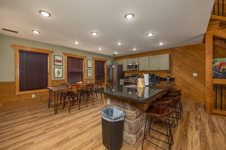 Food & Drinks 5, Luna Bear Lodge, Sevier
