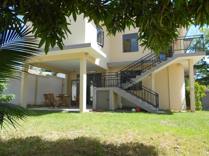 Others 3, Villa Tameva, Black River