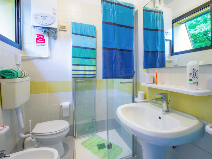 Bathroom 3, Portofelice Camping Village, Venezia
