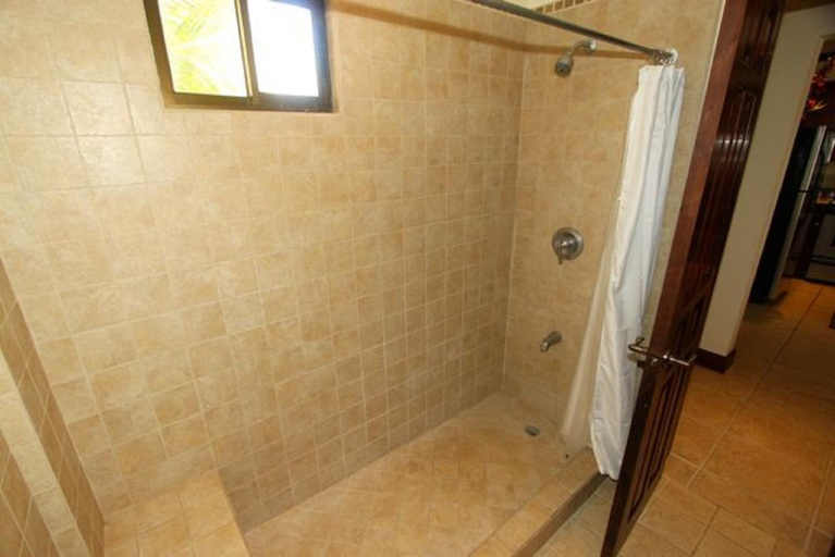 Bathroom, Sunset Heights 402, Santa Cruz