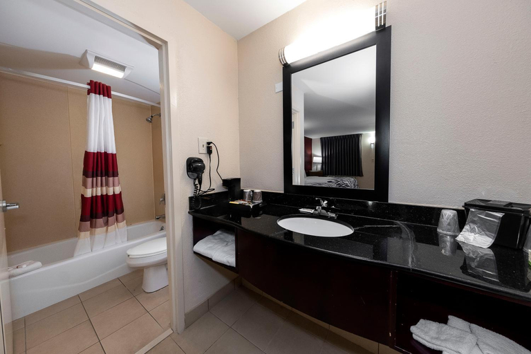 Bathroom 5, HomeTowne Studios Bordentown - McGuire AFB, Burlington