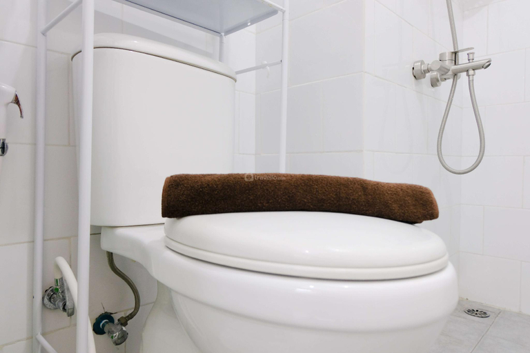 Bathroom 3, Comfortable Nice 2BR Grand Asia Afrika By Travelio, Bandung