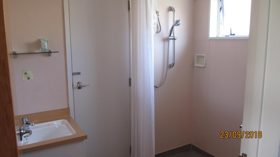 Bathroom 5, Ahuriri Motels, Waitaki