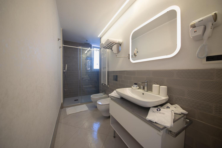 Bathroom 5, B&B La Piazzetta, Napoli