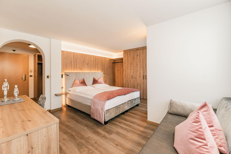 Bedroom 2, Garni Hotel Miara - Your Dolomites Home, Bolzano