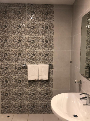 Bathroom 2, الشاطئ الأبيض للشقق المخدومة