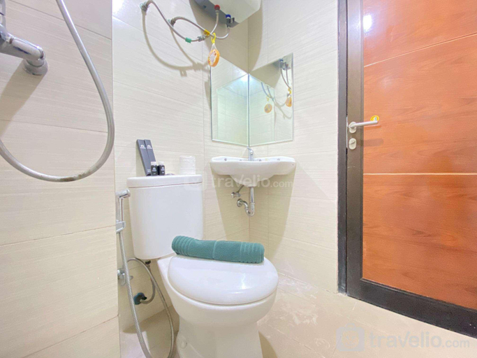 Bathroom 2, Cozy and Stylish 1BR Gateway Pasteur By Travelio, Bandung