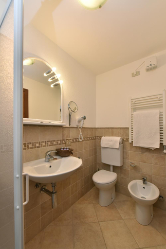 Bathroom 2, Hotel Bijou, Aosta