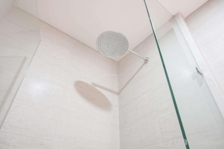 Bathroom 2, Minimalist Comfort Studio @ Gold Coast By Travelio, Jakarta Utara