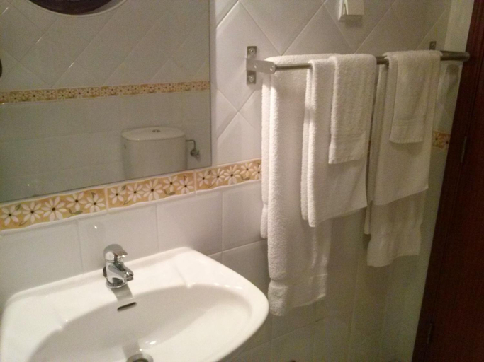 Bathroom 2, Patio das Margaridas, Óbidos