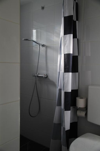 Bathroom 4, budget rooms Doppenberg, Zandvoort