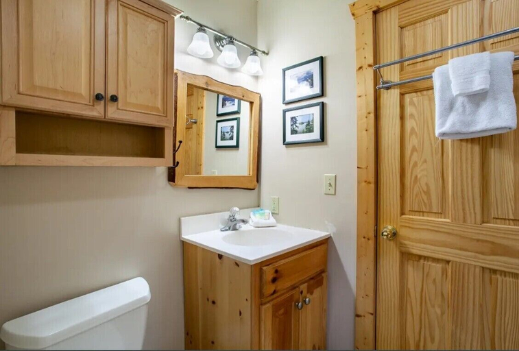 Bathroom 4, Highland View, Sevier