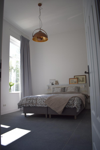 Others 4, "In de Kloosterhof" Gratis prive parkeren, Assen