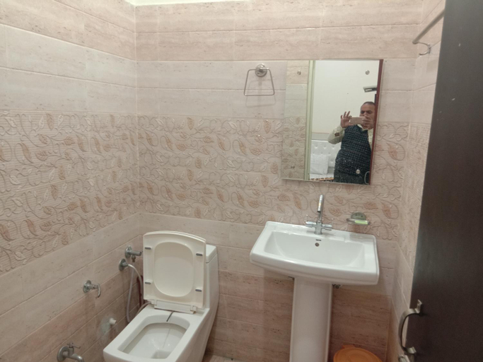 Bathroom 2, Oscar Banquet and Hotel, Solan
