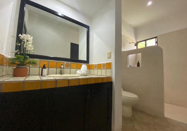 Bathroom 5, Casa Iola, Benito Juárez