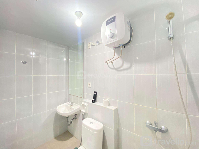 Bathroom 3, Pleasant 2BR Apt at Newton Residence By Travelio, Bandung