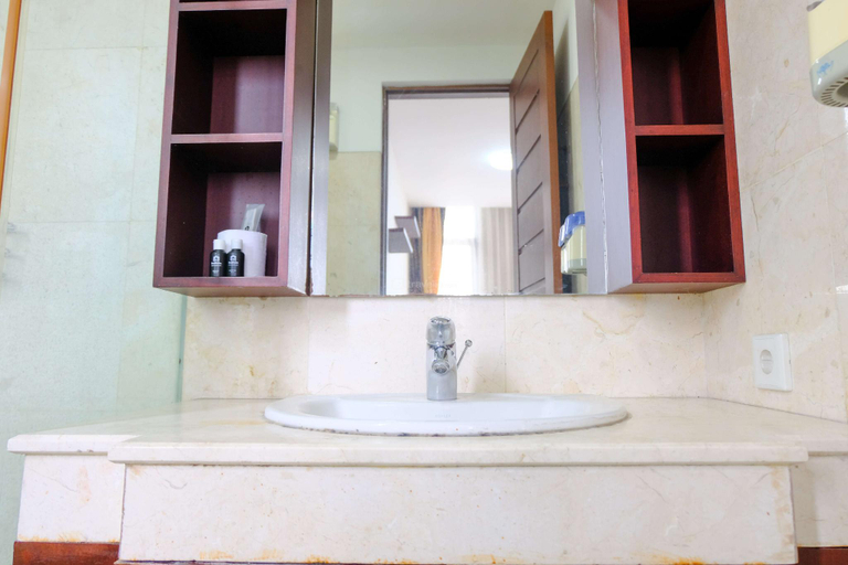 Bathroom 2, Spacious Designed 2BR Dago Butik Apt By Travelio, Bandung