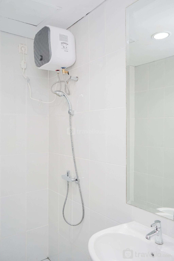 Bathroom 4, Exclusive Studio at Casa De Parco Apt By Travelio, Tangerang