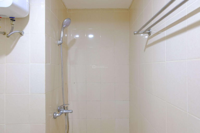 Bathroom 2, Modern Style 2BR Parahyangan Residence By Travelio, Bandung