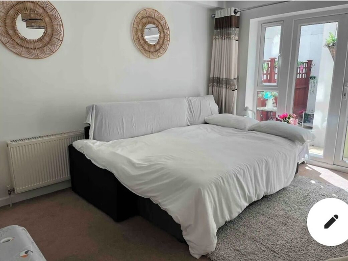 Bedroom 5, Town center white house, Poole