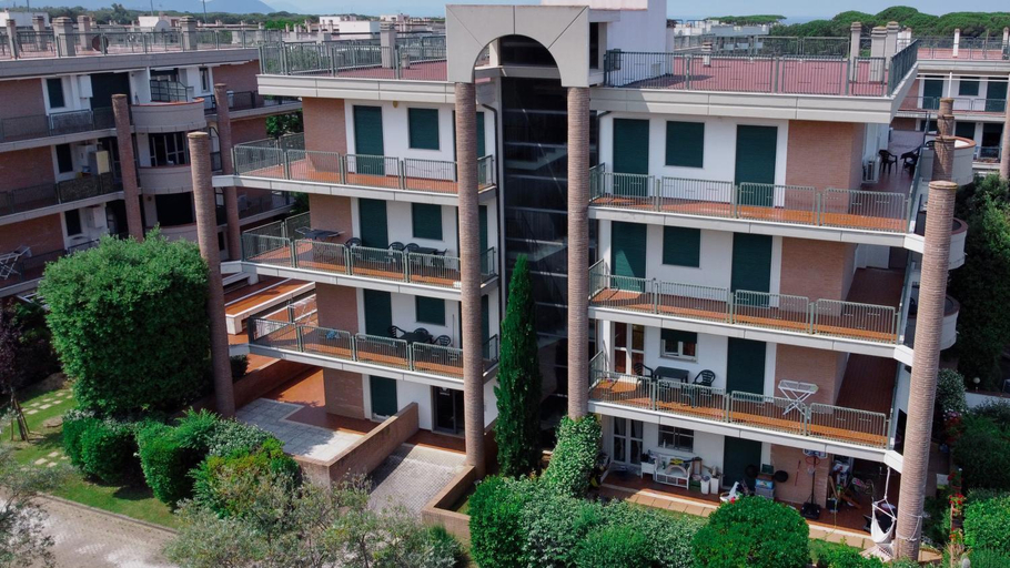 Exterior & Views
