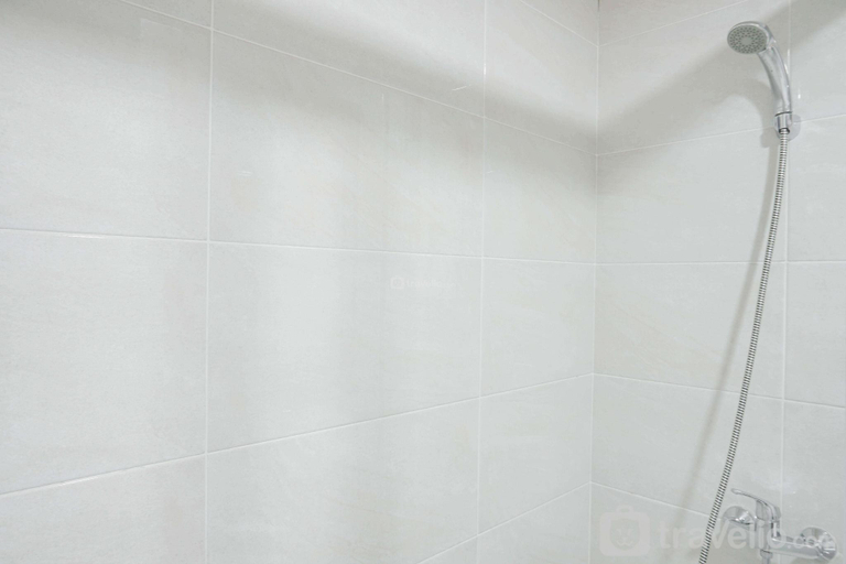 Bathroom 2, Cozy Stay 1BR Mustika Golf Residence By Travelio, Cikarang