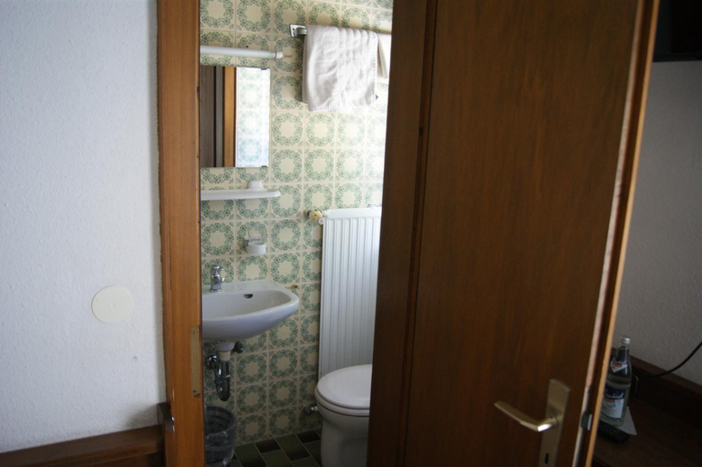 Bathroom 3, Gastehaus Charlotte, Miesbach