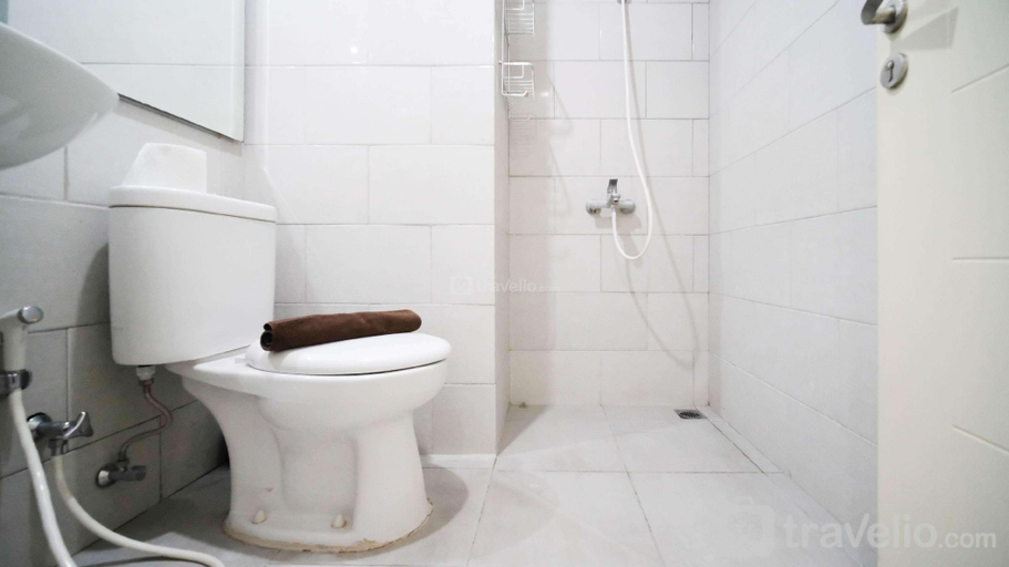 Bathroom, Spacious 2BR Anderson Supermal Mansion By Travelio, Surabaya
