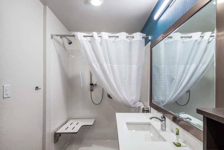 Bathroom 4, WoodSpring Suites Chicago Addison, Dupage